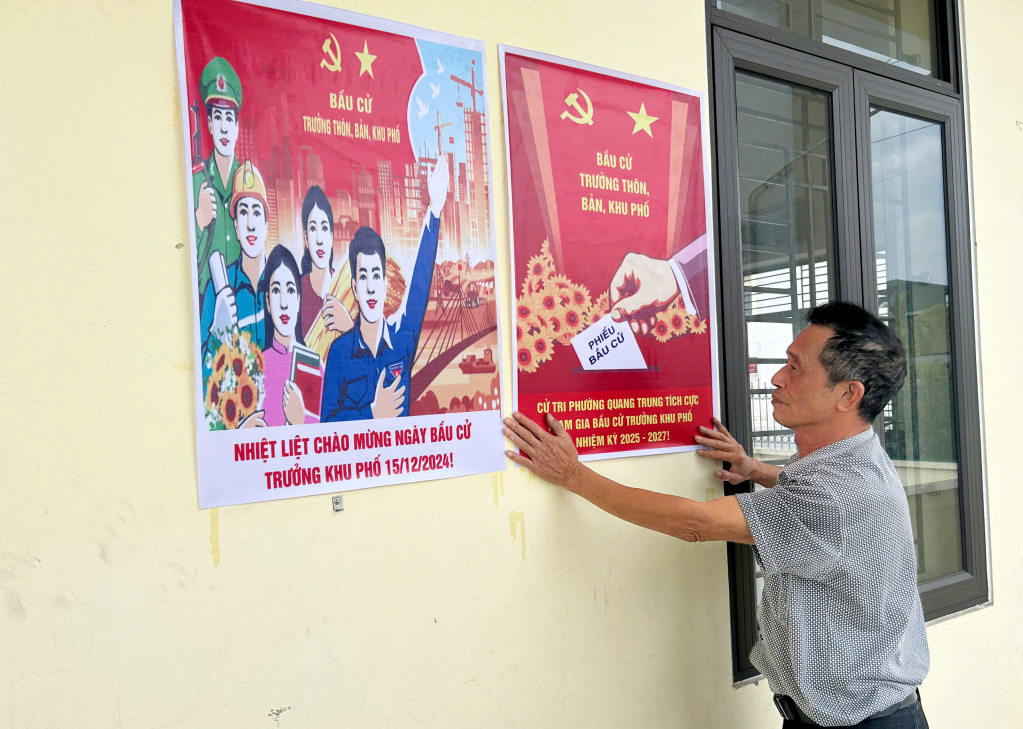 La zona 8, barrio de Quang Trung, ciudad de Uong Bi cuelga carteles de propaganda sobre el día de la elección del jefe de zona.