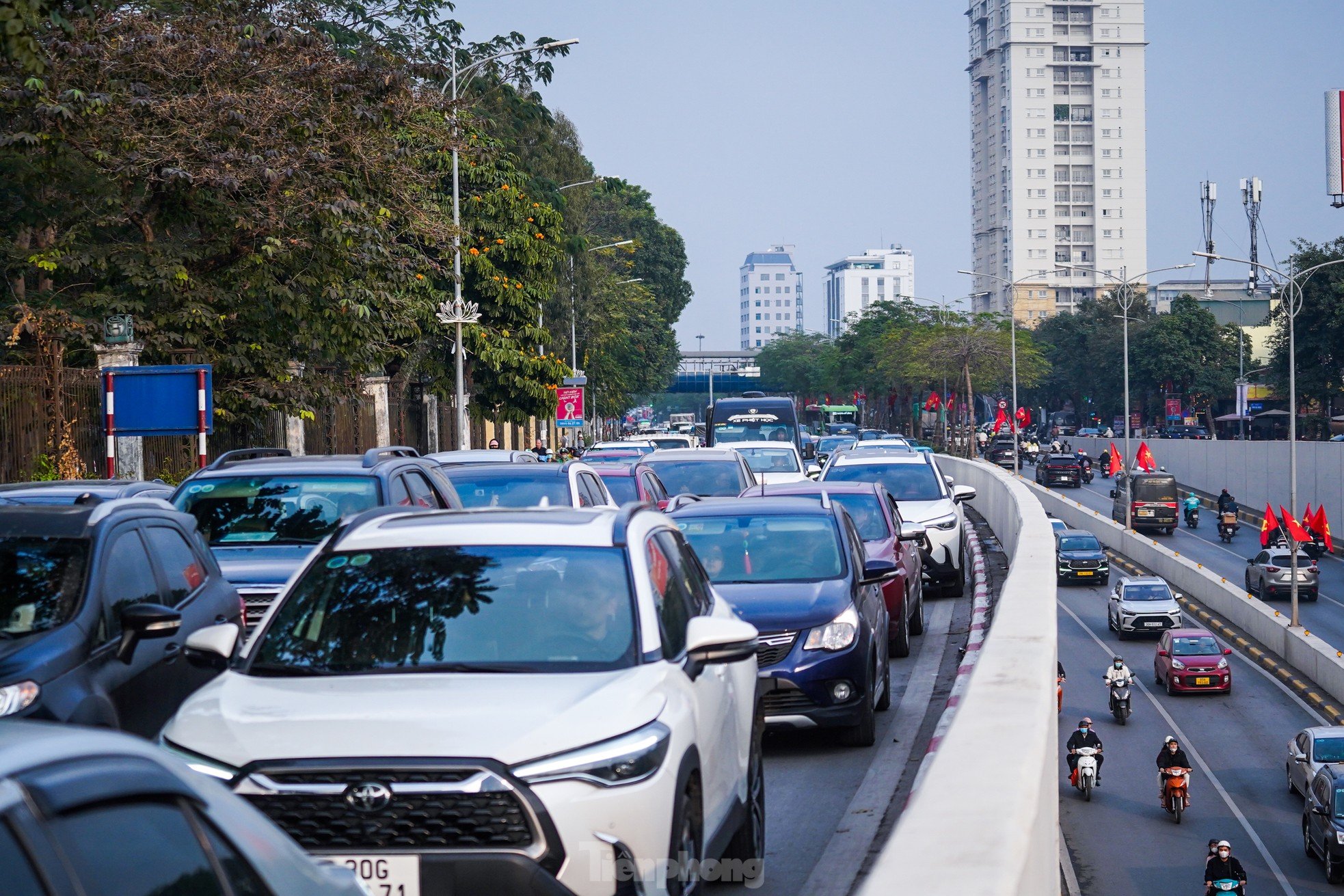 Giao thông Thủ đô 'căng như dây đàn' trong ngày làm việc cuối cùng ảnh 1