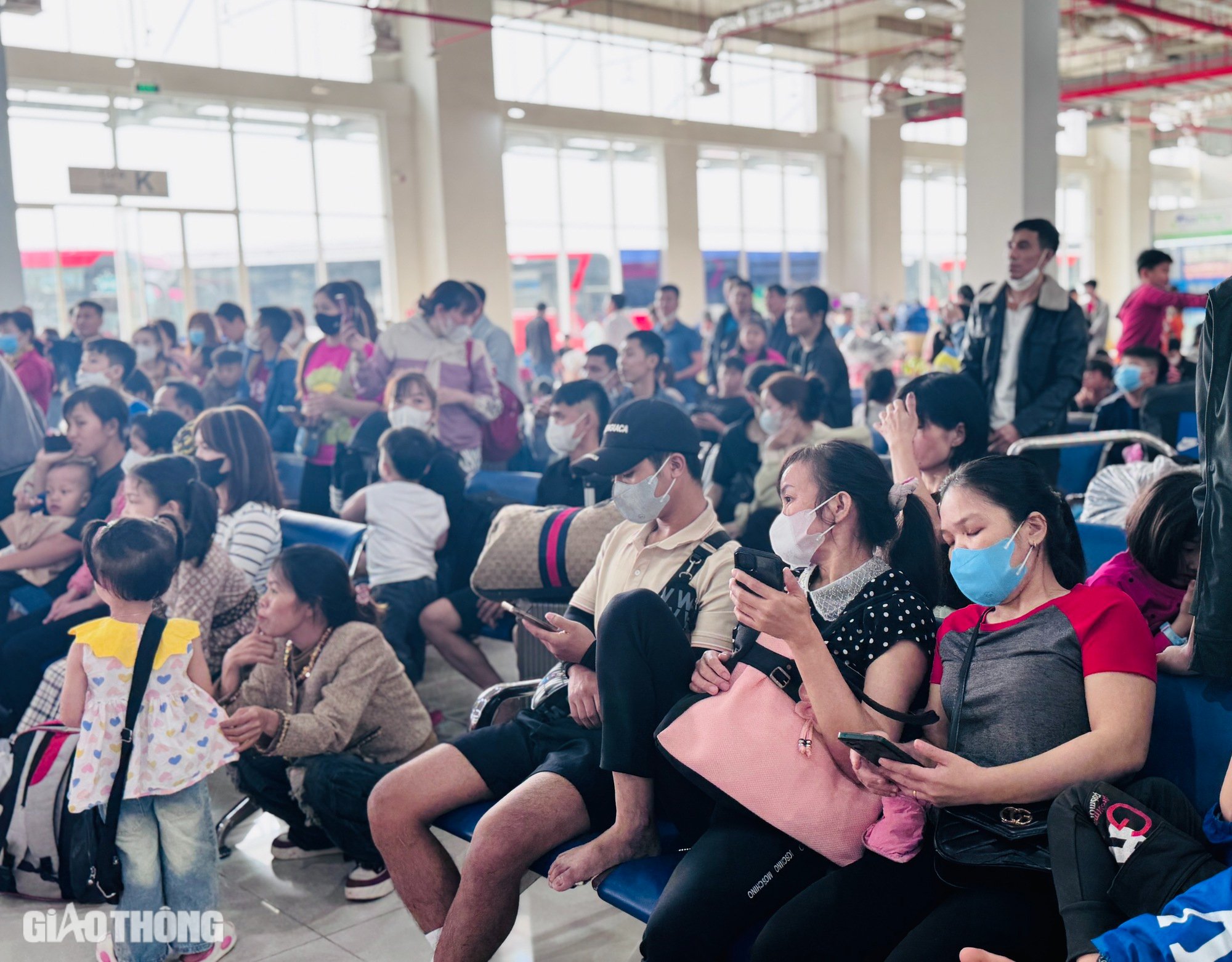 TP.HCM: Bến xe, sân bay, metro đông đúc khách ngày 25 tháng Chạp- Ảnh 2.