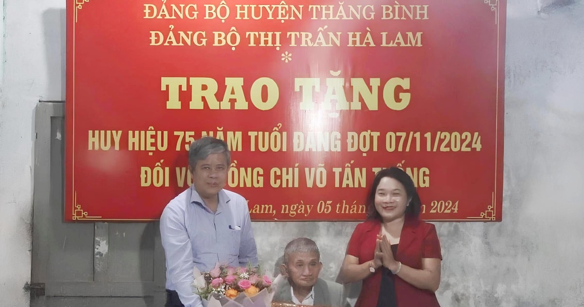 Thăng Bình trao Huy hiệu Đảng đợt 7/11 cho 56 đảng viên