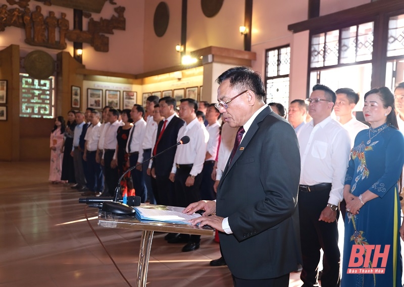 La Asociación de Empresarios de la provincia de Thanh Hoa ofrece incienso al presidente Ho Chi Minh