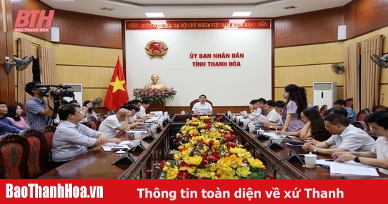 Phó Chủ tịch UBND tỉnh Lê Đức Giang nghe báo cáo một số nội dung về khoa học