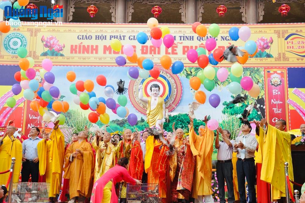 Thả chim bồ câu và bóng bay cầu nguyện Quốc thái dân an.