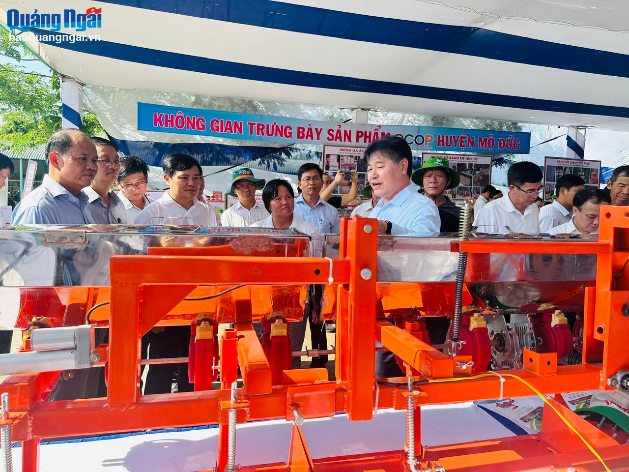 Delegates visited the cluster rice sowing machine.