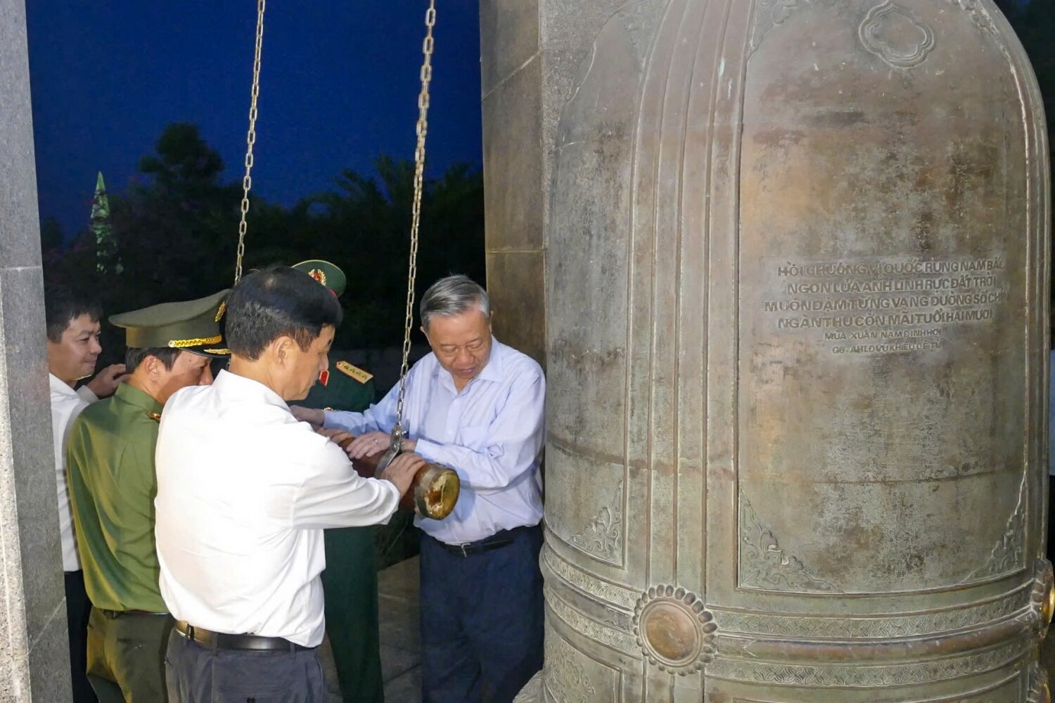 Tổng Bí thư, Chủ tịch nước Tô Lâm dâng hương tưởng niệm các anh hùng liệt sĩ tại Quảng Trị