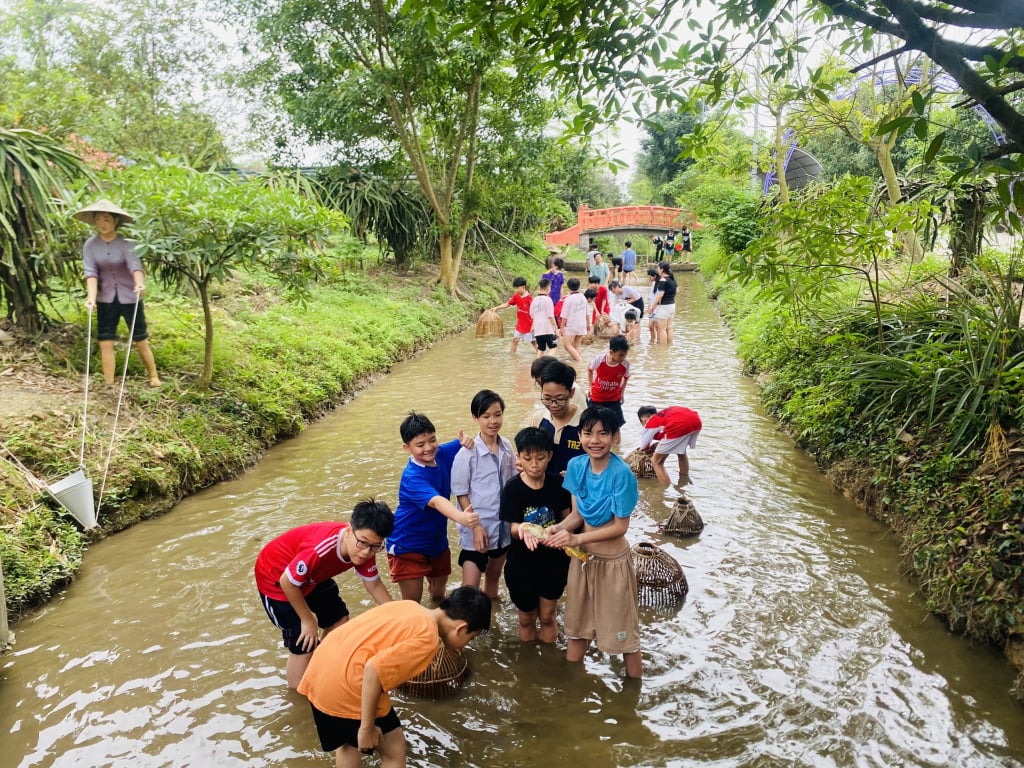 Du lịch dịch vụ cũng là một trong lĩnh vực được Đông Triều chú trọng (Trong ảnh: Du khách tham quan tại điểm đến Quảng Ninh Gate). 