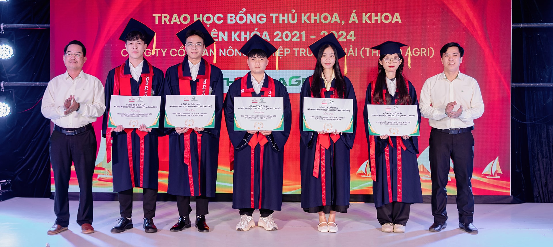 ថ្នាក់​ដឹកនាំ THACO AGRI បាន​ចូលរួម​ក្នុង​ពិធី​ប្រគល់​សញ្ញាបត្រ និង​ប្រគល់​សញ្ញាបត្រ​បរិញ្ញាបត្រ​ប្រចាំ​នៅ​សាកលវិទ្យាល័យ Phu Xuan