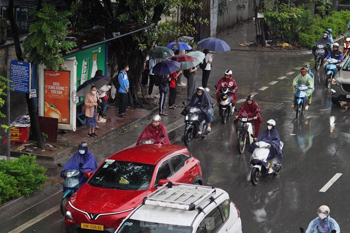 Hà Nội mưa từ đêm đến sáng, xe ùn tắc mọi ngả đường, người dân chật vật tìm đường tới công sở ảnh 4