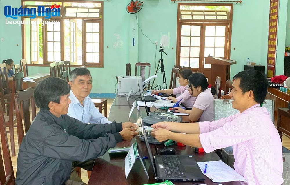 La Oficina de Transacciones del Banco de Política Social del distrito de Son Tinh realiza transacciones con personas de la comuna de Tinh Phong (Son Tinh).  