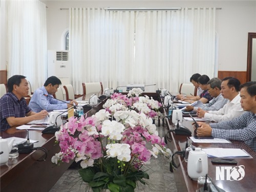 The Provincial People's Committee held a meeting to listen to reports on preparations for investment promotion in industrial parks and clusters in the province.