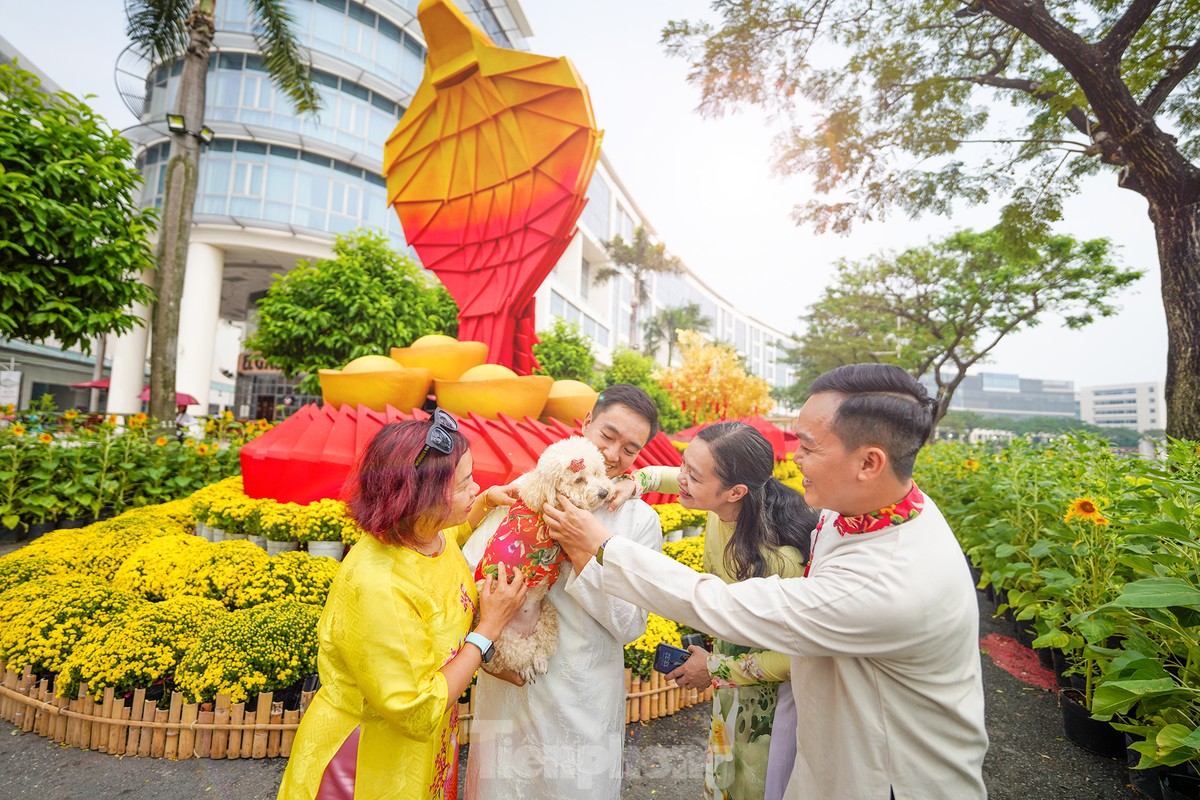 ホーチミン市の「裕福なエリア」にある旧正月の花通りにチェックインするために集まった若者たち（写真6）