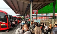 People with lots of luggage, starting to leave Ho Chi Minh City to return to their hometowns to celebrate Tet
