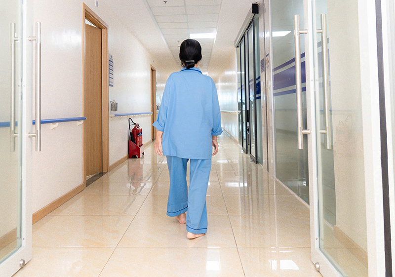 Nach 2 Tagen kann der Patient gehen und wird angewiesen, Rehabilitationsübungen zur Verbesserung der postoperativen Mobilität durchzuführen.