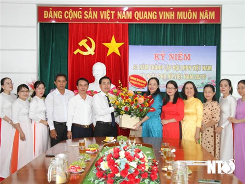 Đồng chí Phạm Văn Hậu, Phó Bí thư Thường trực Tỉnh ủy, Chủ tịch HĐND tỉnh thăm, tặng hoa chúc mừng Hội LHPN tỉnh