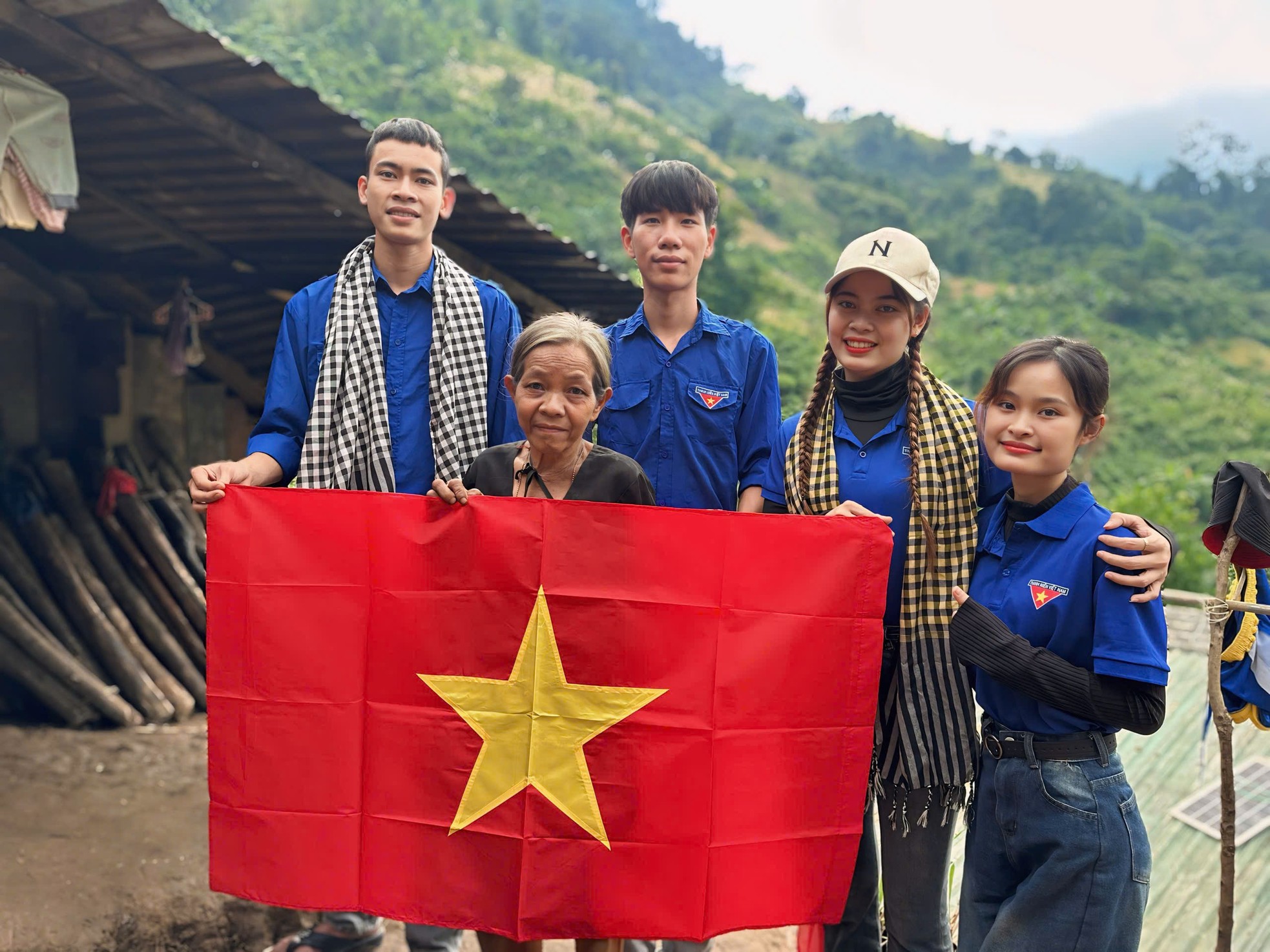 យុវជន​ធ្វើ​ដំណើរ​រាប់​រយ​គីឡូម៉ែត្រ​ដើម្បី​ផ្តល់​សម្លៀក​បំពាក់​កក់ក្តៅ ភួយ អាវ​ភ្លៀង ស្បែកជើង... ដល់​សិស្ស​នៅ​តំបន់​ភ្នំ រូបថត ១១