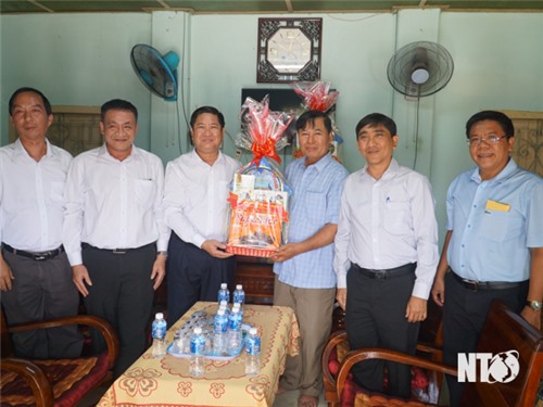 Le camarade Tran Quoc Nam, secrétaire adjoint du Comité provincial du Parti et président du Comité populaire provincial, a rendu visite à Kate et l'a félicitée pour ses familles Cham typiques.