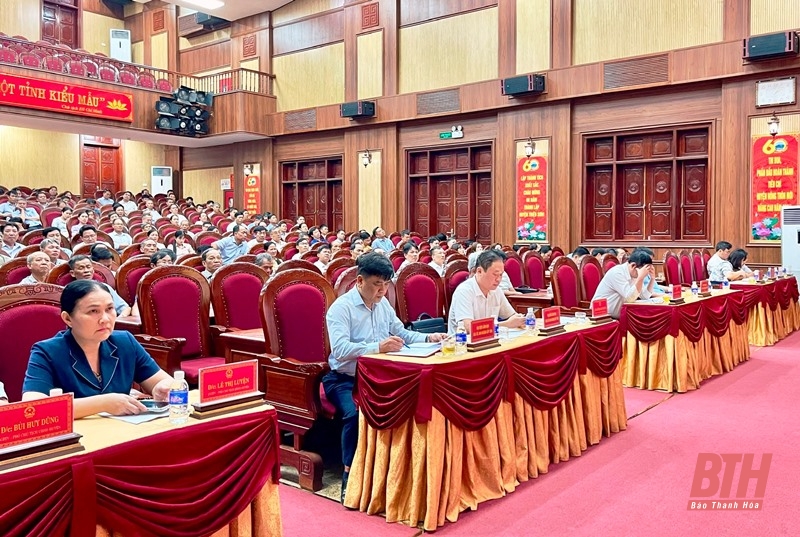 La delegación de la Asamblea Nacional de la provincia de Thanh Hoa se reunió con votantes de los distritos de Nhu Thanh y Trieu Son.