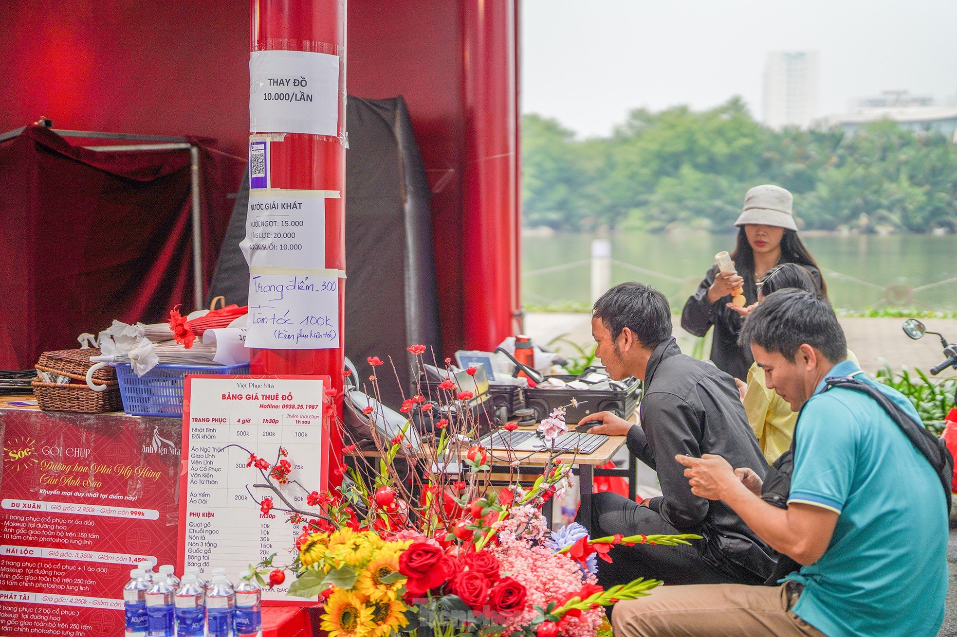 ホーチミン市の「裕福なエリア」にある旧正月の花通りにチェックインするために集まった若者たち（写真15）