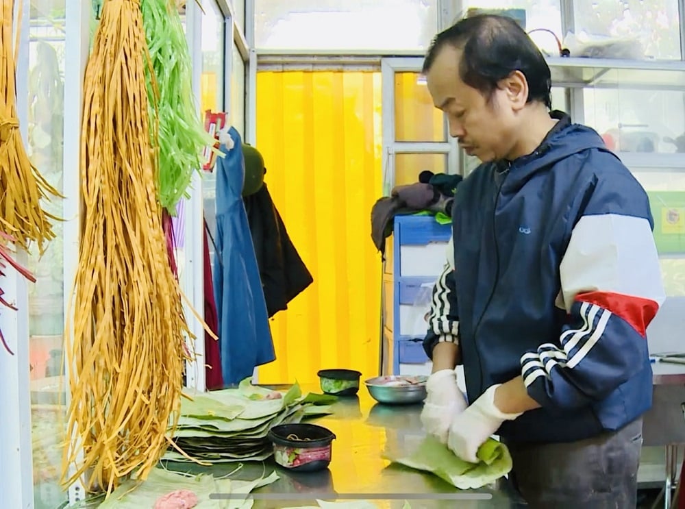 응우옌 바 투이 씨, 트라이짱 마을, 옌미 타운(옌미)에서 설날 시장에 내놓을 제품을 가공하고 있습니다.