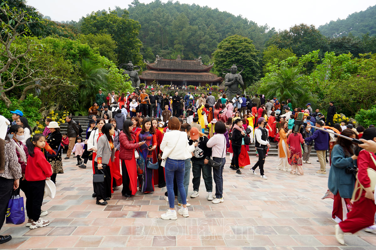 Tens of thousands of tourists flock to Dia Tang Phi Lai Pagoda on weekends.