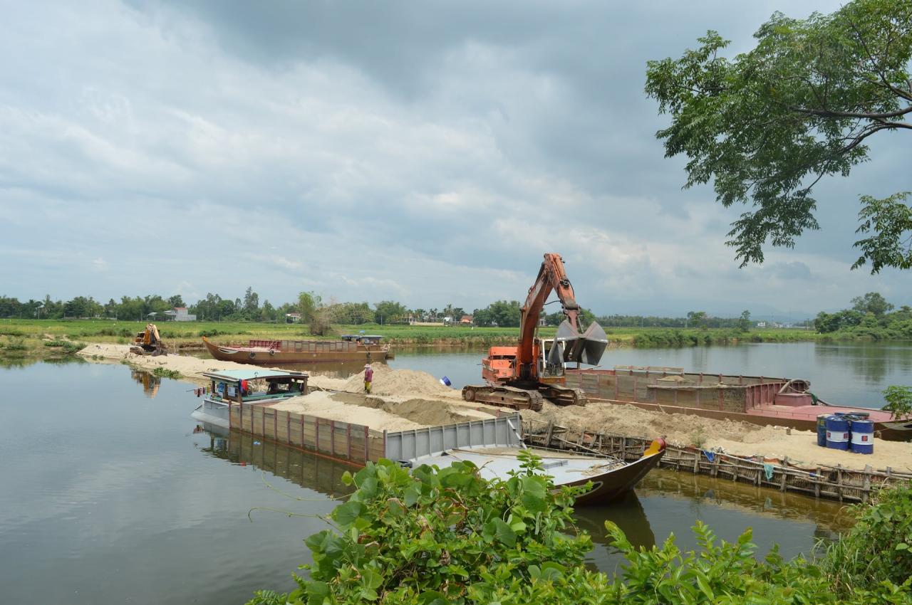 Construcción de una presa temporal para evitar la salinidad en el río Vinh Dien en años anteriores. Foto: Q.T.