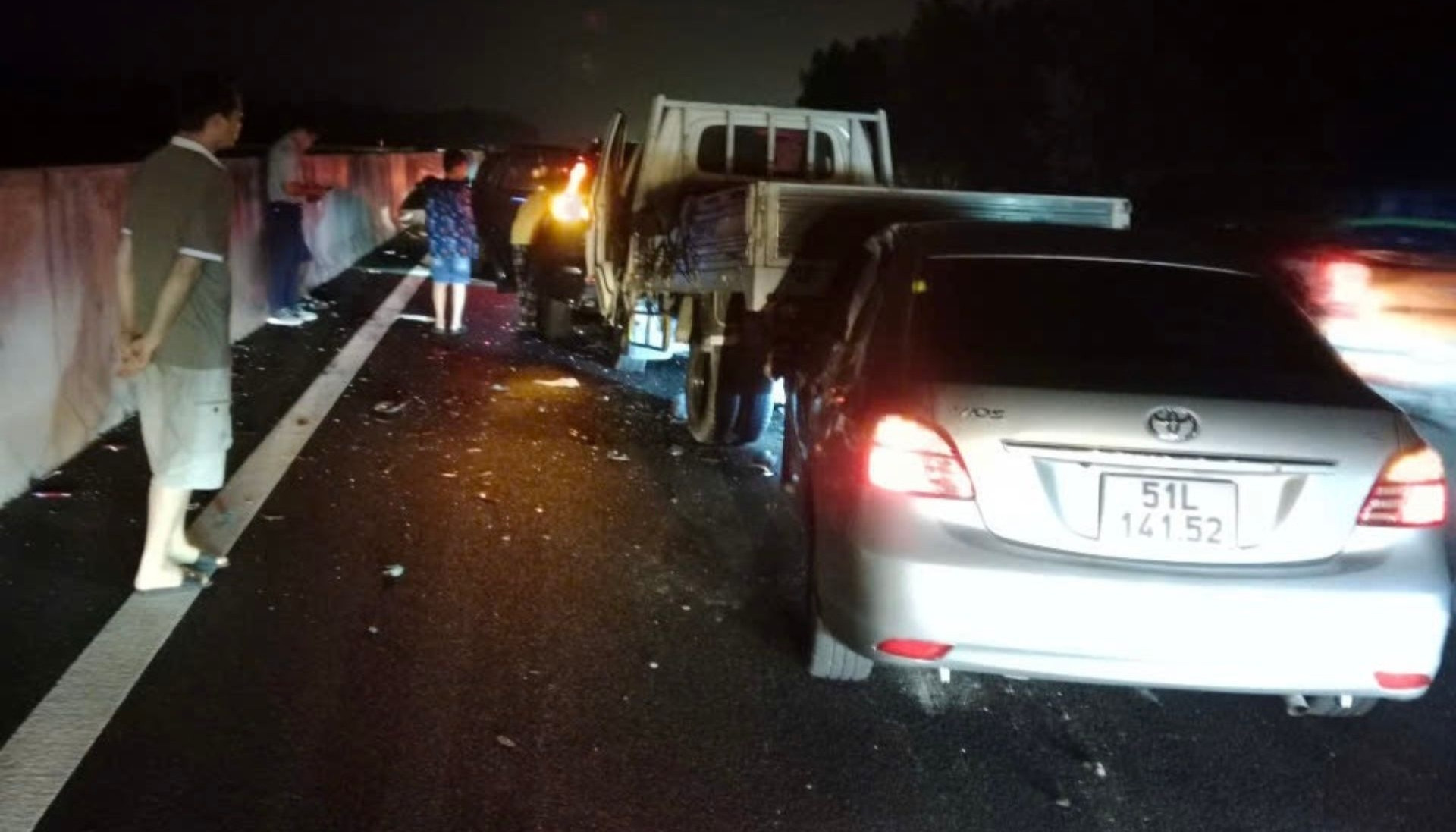 5 vehículos chocaron en la carretera Phan Thiet - Dau Giay, lo que provocó un atasco de más de 12 km