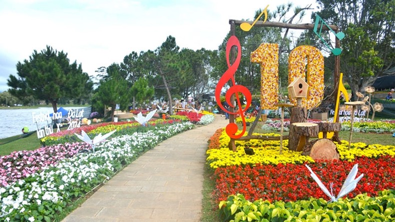 Street flower spaces at Da Lat Flower Festival officially opened photo 3