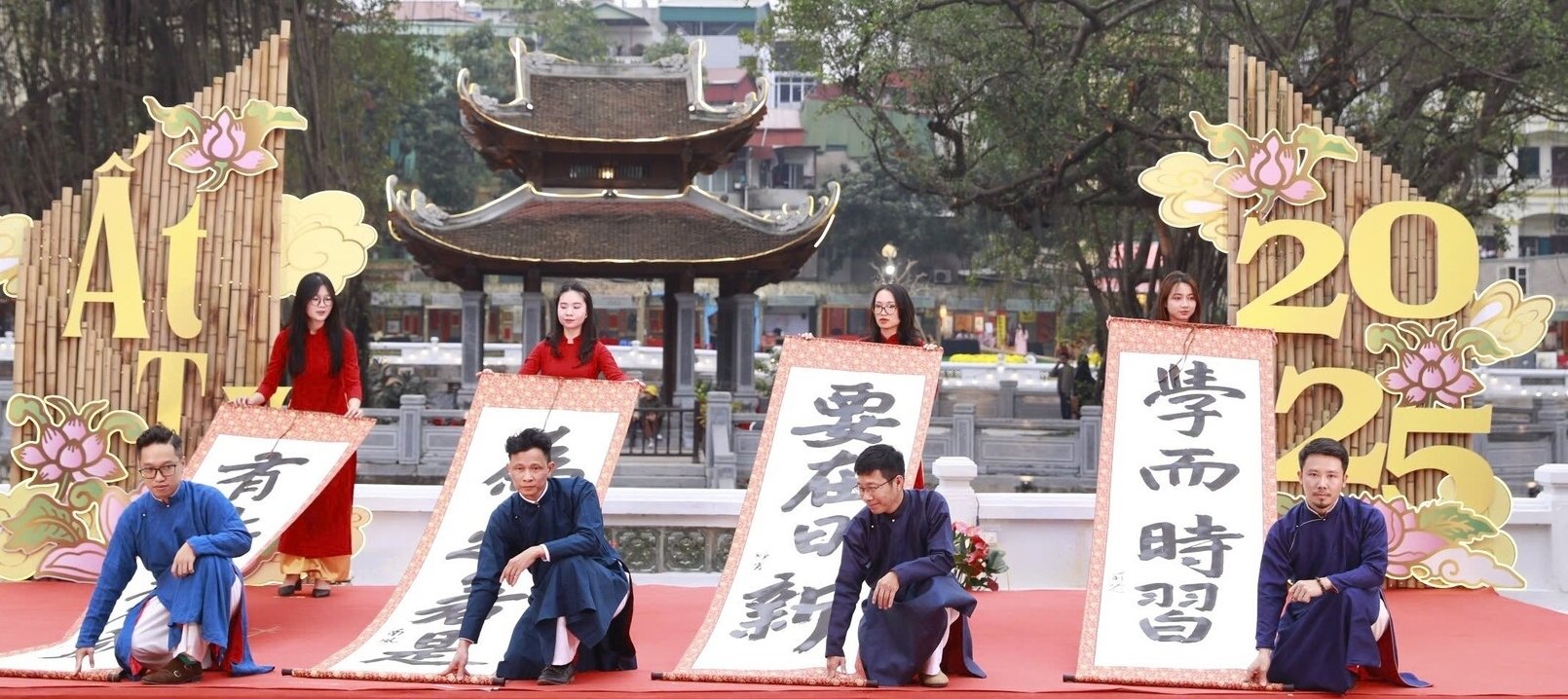 Hoi Chu Xuan at Ty 2025 at Van Mieu officially opened the Giao Thua temple image 1