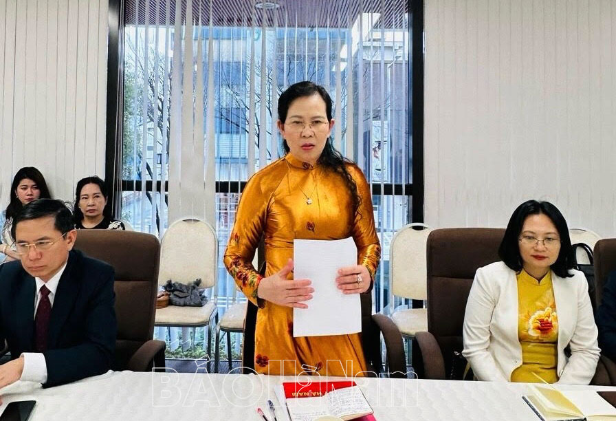 省党書記と省人民評議会議長が日本・大阪のベトナム総領事館を訪問し、活動を行った。