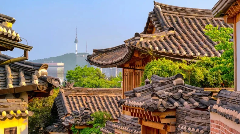 Làng Bukchon nằm trong lòng thủ đô Seoul. (Ảnh: Traveloka)