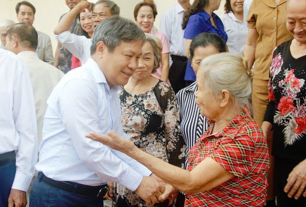 Genosse Vu Dai Thang, Mitglied des Zentralkomitees der Partei und Sekretär des Provinzparteikomitees, sprach mit Kadern und Parteimitgliedern der Zone 1, Bezirk Gieng Day, Stadt Ha Long.