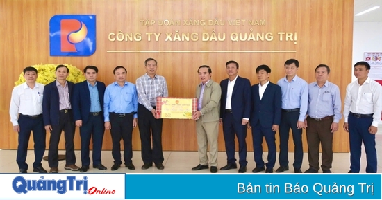 Le secrétaire adjoint permanent du Comité provincial du Parti et président du Conseil populaire provincial, Nguyen Dang Quang, a rendu visite aux entreprises et leur a souhaité le Têt