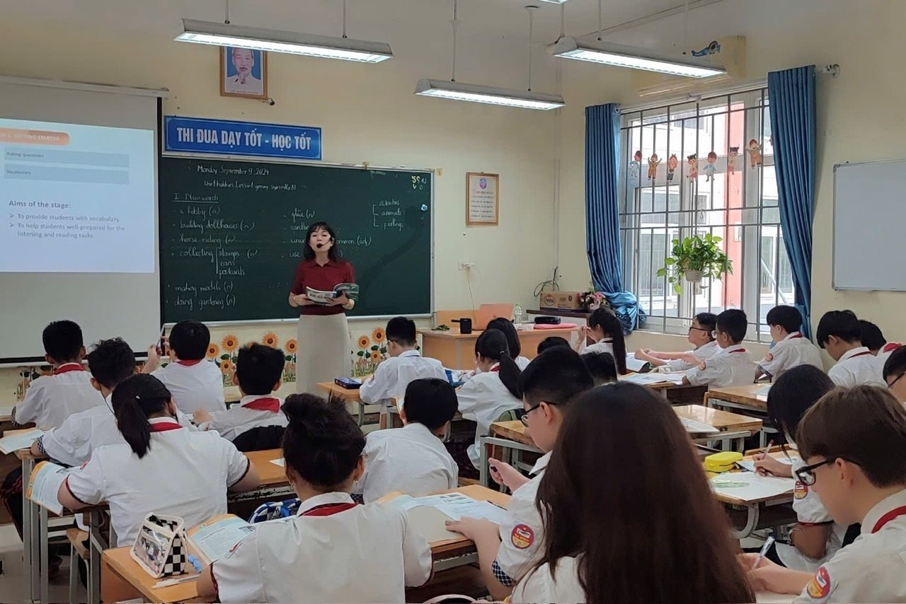 Eine Klasse von Lehrern und Schülern der Ba Dinh Secondary School (Bezirk Ba ​​Dinh) zu Beginn des Schuljahres 2024–2025.