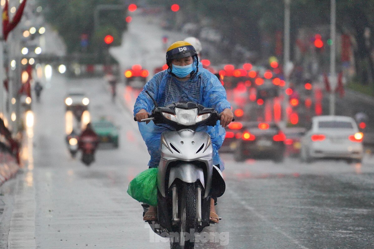 Hà Nội mưa từ đêm đến sáng, xe ùn tắc mọi ngả đường, người dân chật vật tìm đường tới công sở ảnh 1