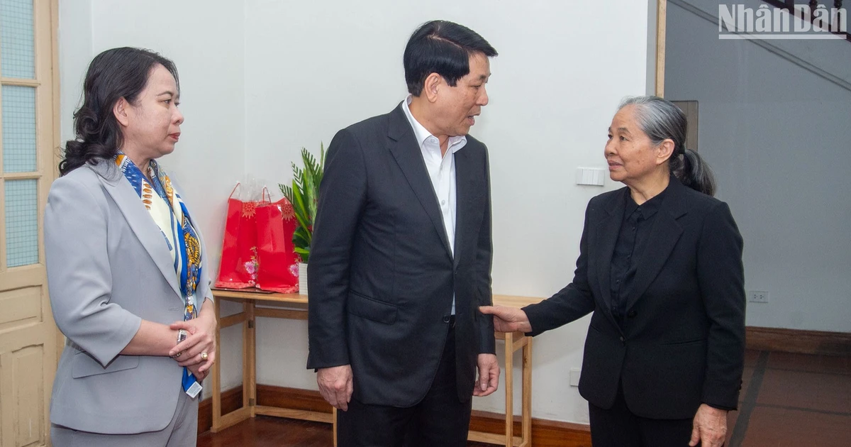 [Foto] El presidente Luong Cuong visita y desea un Feliz Año Nuevo a los ex líderes del Partido y del Estado