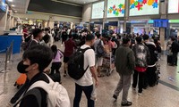 More than 140,000 passengers 'flock' to Tan Son Nhat airport on Ong Cong Ong Tao day