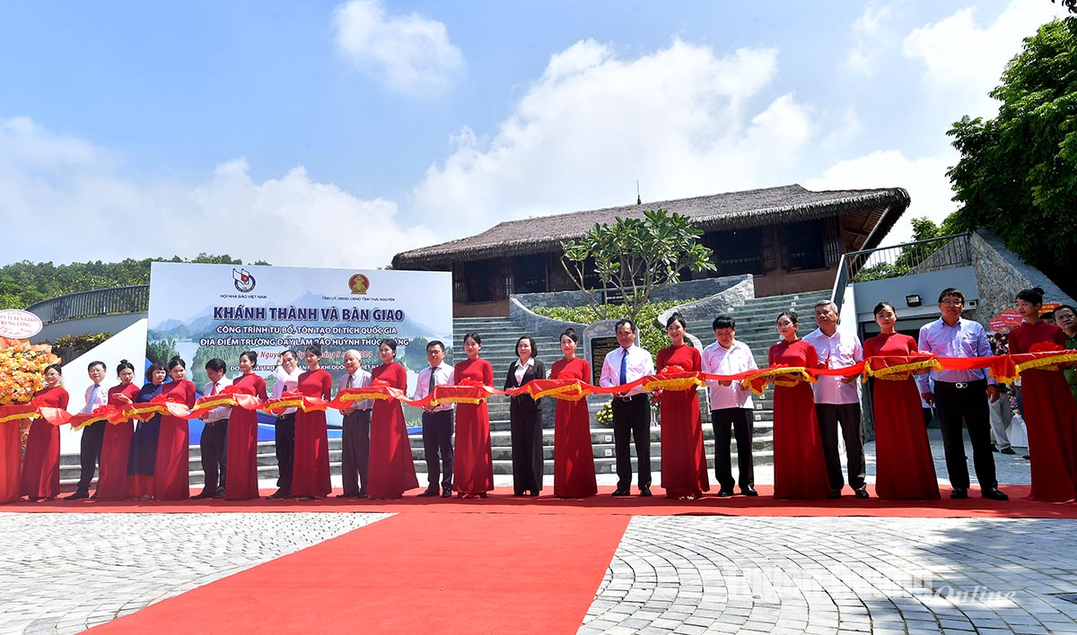 Inauguration et remise du projet de restauration et d'embellissement du vestige historique national à l'école de journalisme Huynh Thuc Khang