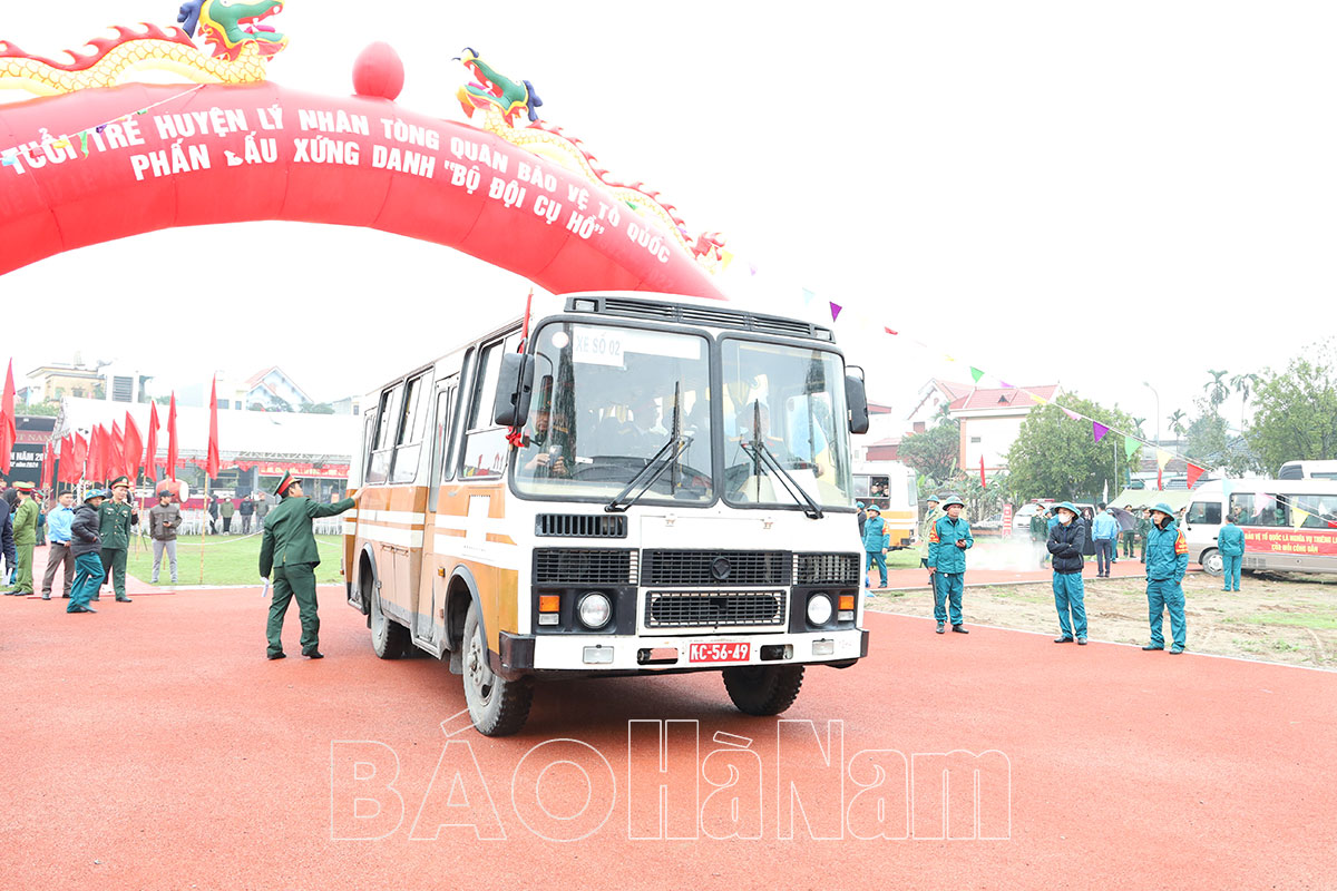 Đồng chí Phó Bí thư Thường trực Tỉnh ủy Đinh Thị Lụa dự lễ giao nhận quân tại huyện Lý Nhân