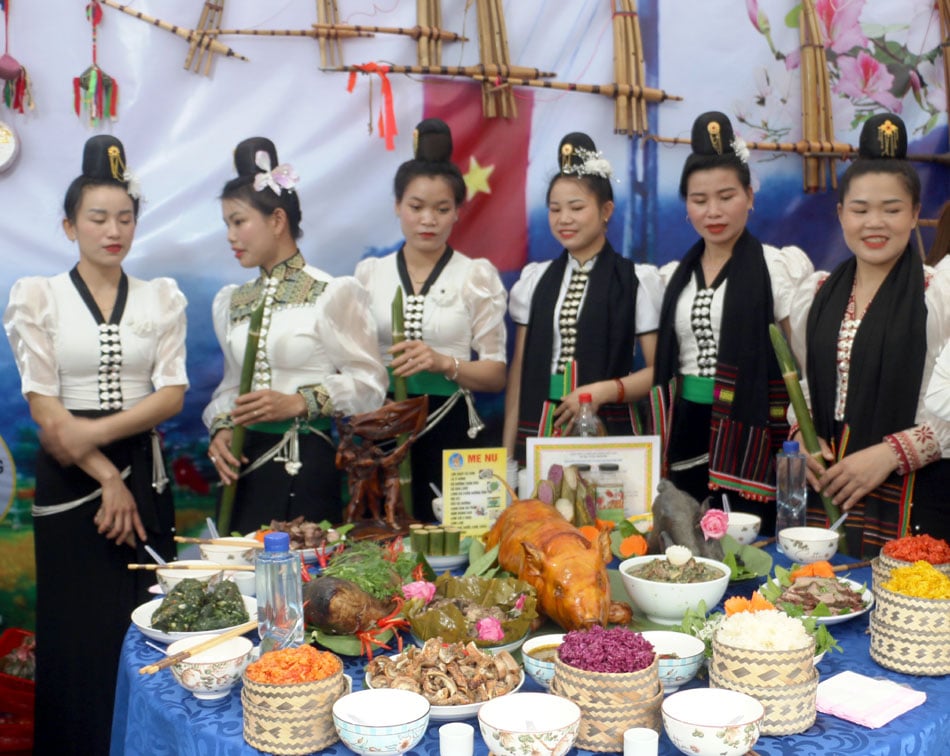 Festival culturel et culinaire passionnant du district de Muong Ang