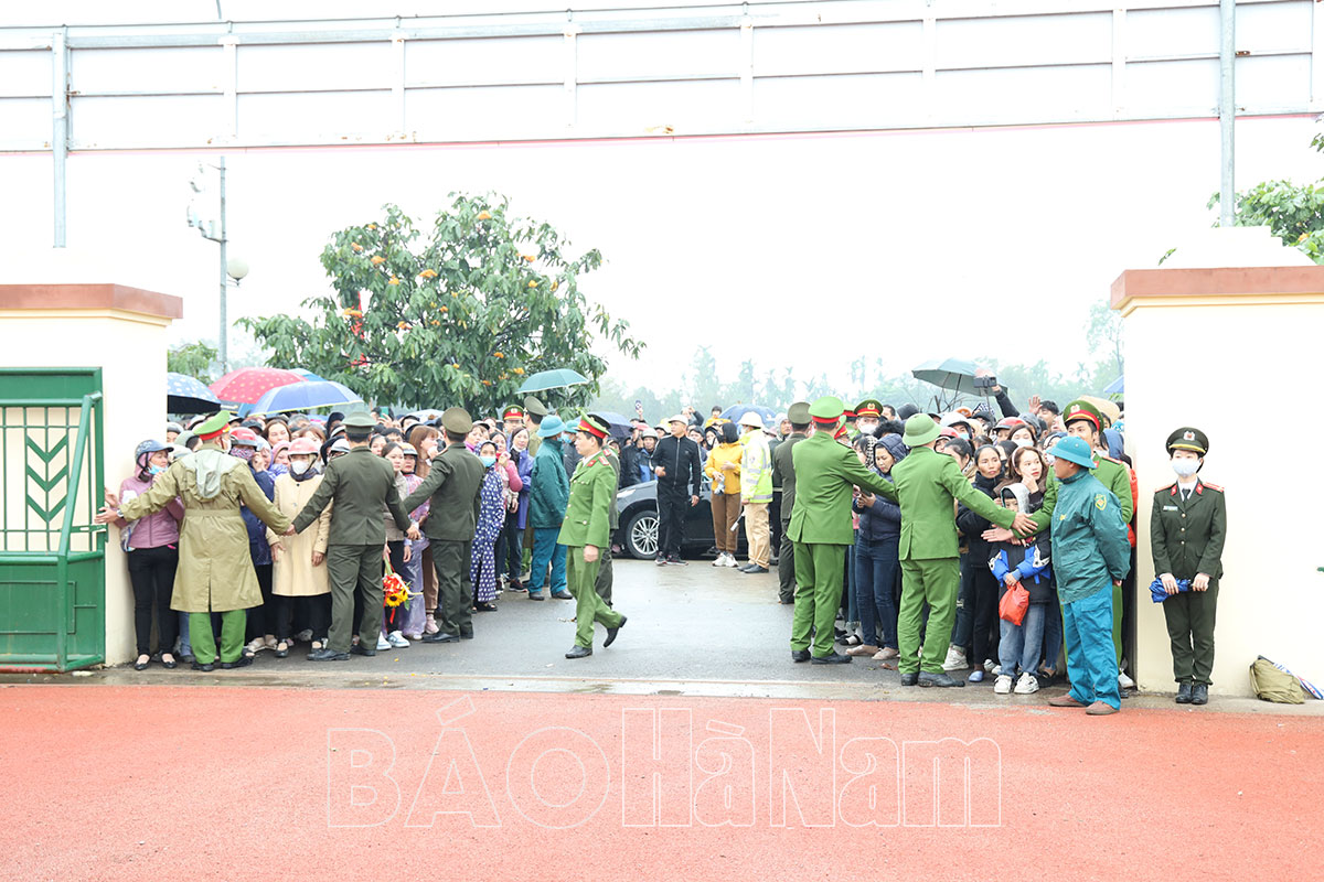 Đồng chí Phó Bí thư Thường trực Tỉnh ủy Đinh Thị Lụa dự lễ giao nhận quân tại huyện Lý Nhân