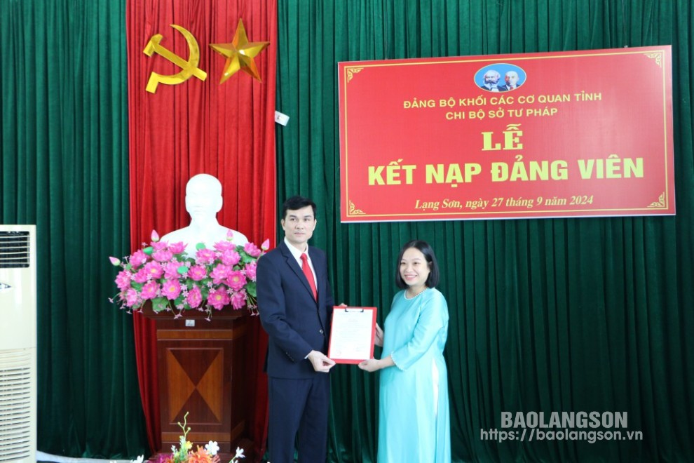 เลขาธิการคณะกรรมการพรรค กรมยุติธรรม (ซ้าย) นำเสนอผลการตัดสินใจรับสมาชิกพรรคใหม่