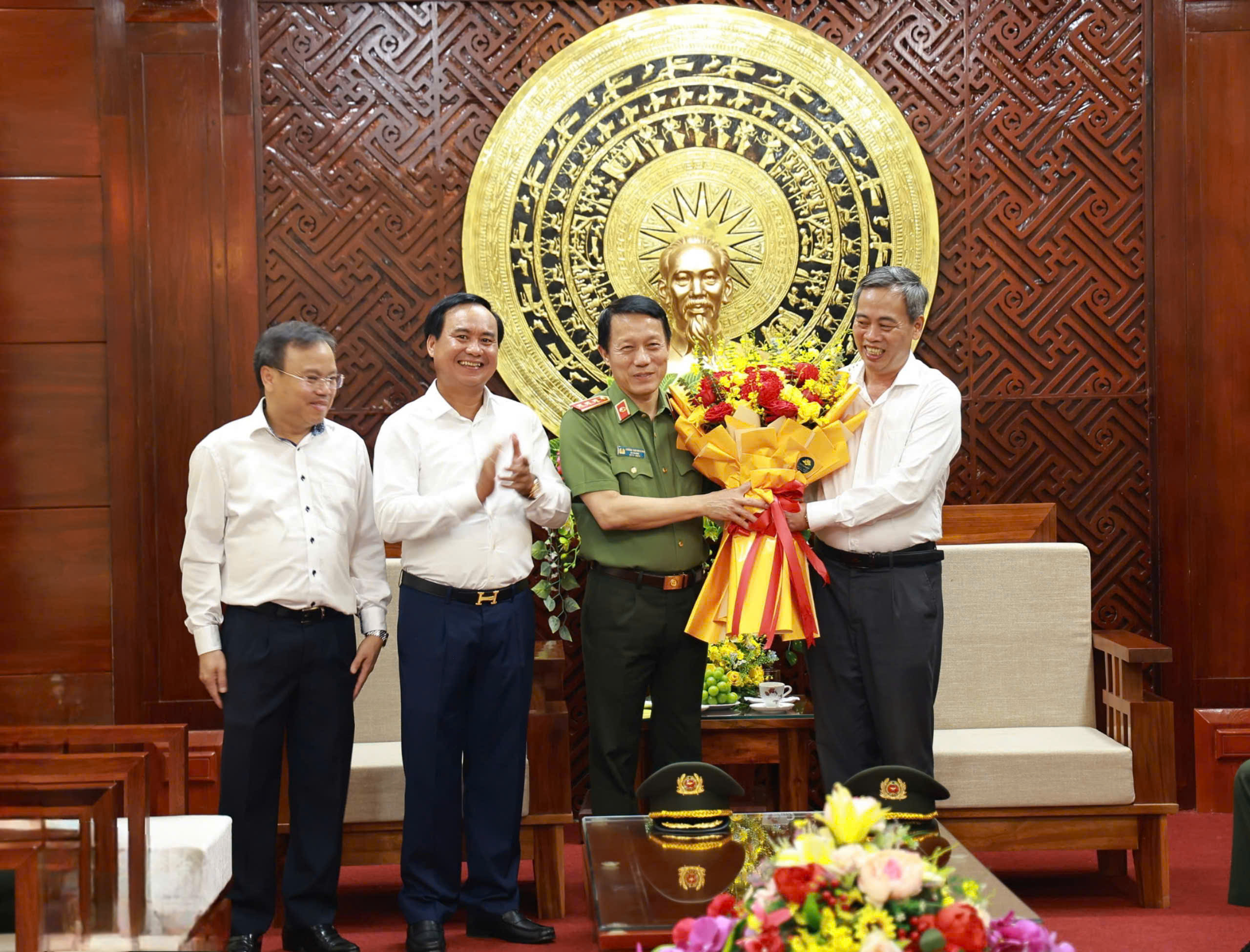 รัฐมนตรีว่าการกระทรวงความมั่นคงสาธารณะ Luong Tam Quang เยี่ยมชมตำรวจภูธรจังหวัด Quang Tri