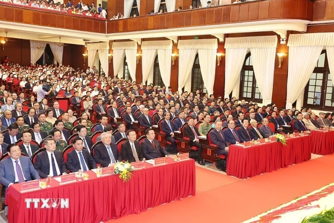 Le secrétaire général et président To Lam, les dirigeants et anciens dirigeants du Parti et de l'État ainsi que les délégués ont assisté à la cérémonie. (Photo : Tri Dung/VNA)