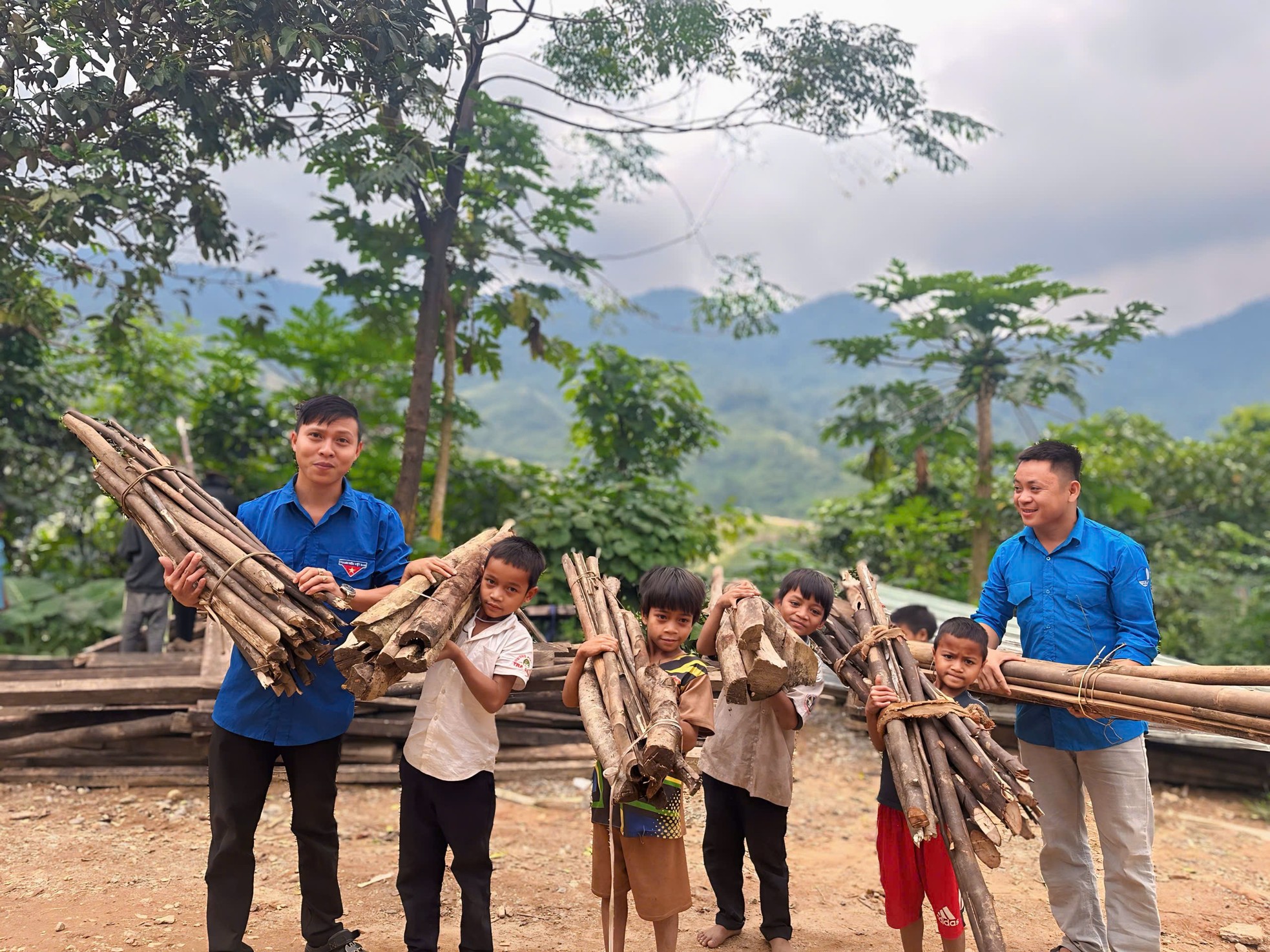 យុវជន​ធ្វើ​ដំណើរ​រាប់​រយ​គីឡូម៉ែត្រ​ដើម្បី​ផ្តល់​សម្លៀក​បំពាក់​កក់ក្តៅ ភួយ អាវ​ភ្លៀង ស្បែកជើង... ដល់​សិស្ស​នៅ​តំបន់​ភ្នំ​រូបថត​ទី ៩