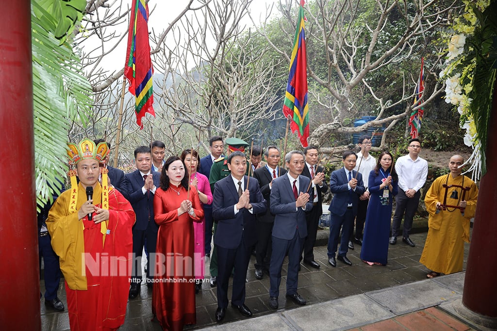 ถวายธูปเทียนเนื่องในโอกาสครบรอบ 1,100 ปี วันประสูติของจักรพรรดิดิงห์ เตี๊ยน ฮวง 924 2024