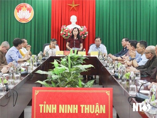 Leaders of the Vietnam Fatherland Front Committee of Nghe An province worked with the delegation of the Vietnam Fatherland Front Committee of Nghe An province