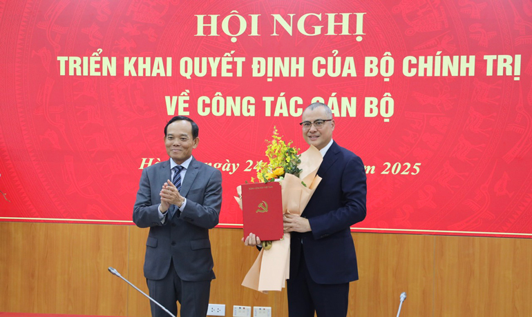 Comrade Pham Dai Duong holds the position of Deputy Head of the Central Economic Commission.