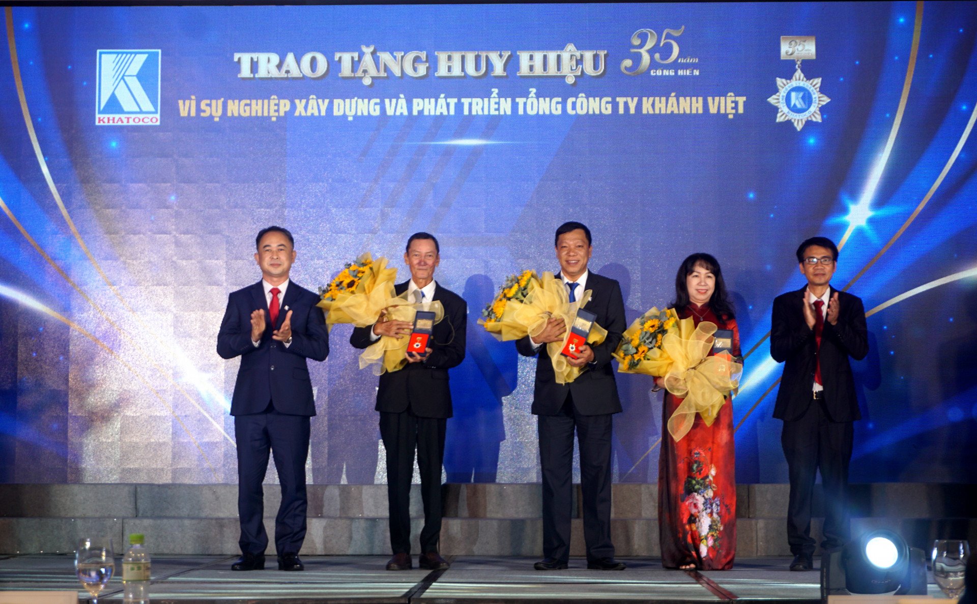 Lãnh đạo Tổng Công ty Khánh Việt trao Huy hiệu 35 năm “Vì sự nghiệp xây dựng và phát triển Tổng Công ty Khánh Việt” cho các cá nhân