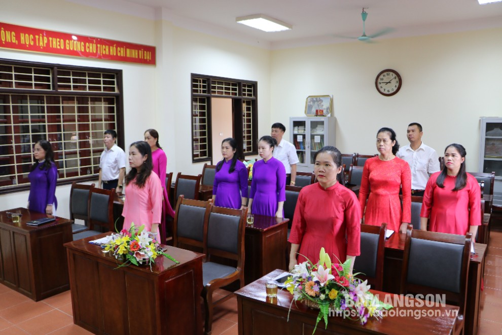 สมาชิกพรรคของหน่วยงานพรรคการคลังของรัฐเขตกาวหล็ก (ภายใต้คณะกรรมการพรรคการคลังของรัฐจังหวัด) เป็นผู้ทำพิธีเคารพธง