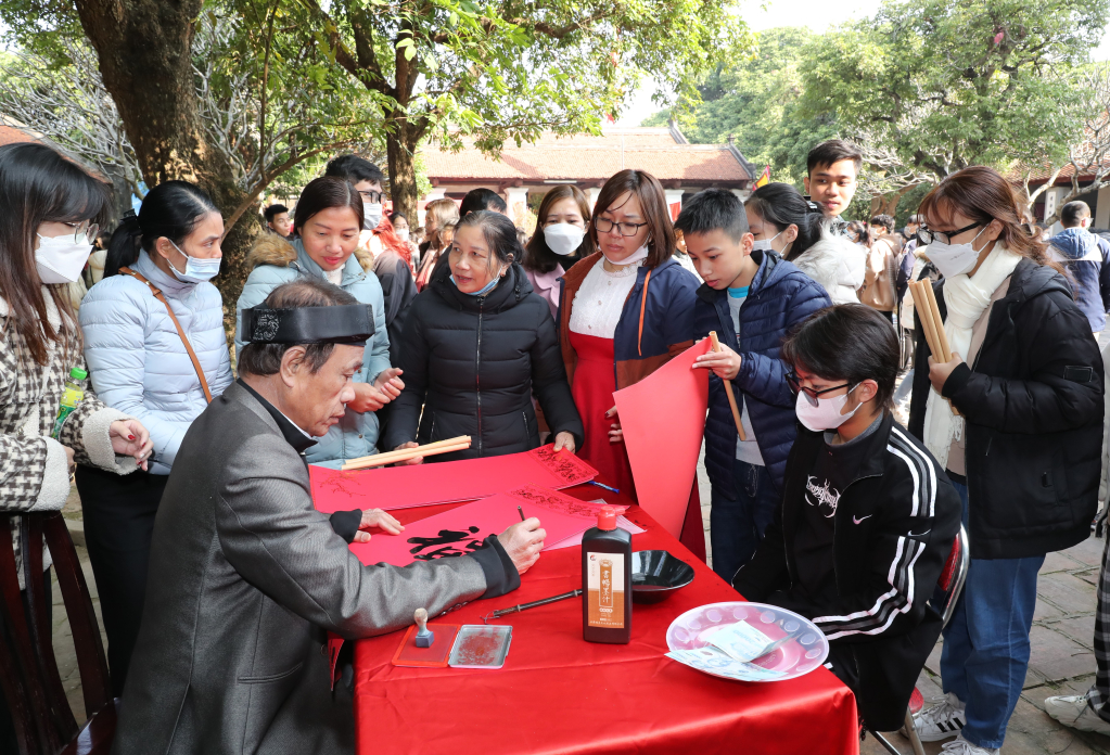 Asking for calligraphy at the beginning of the year - a cultural beauty that shows the tradition of studiousness of Hung Yen people